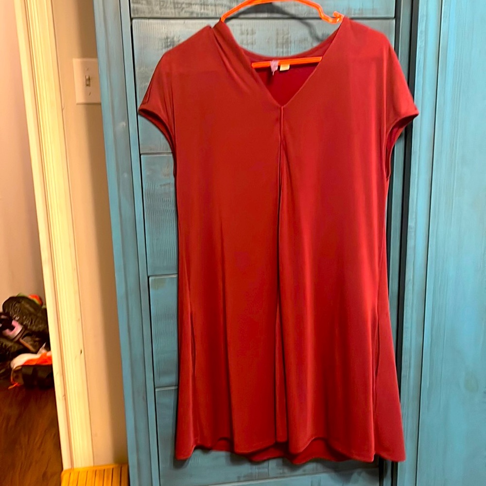 Alya short sleeve v neck dress with pockets. Maroon/Red. Size:large. Excellent